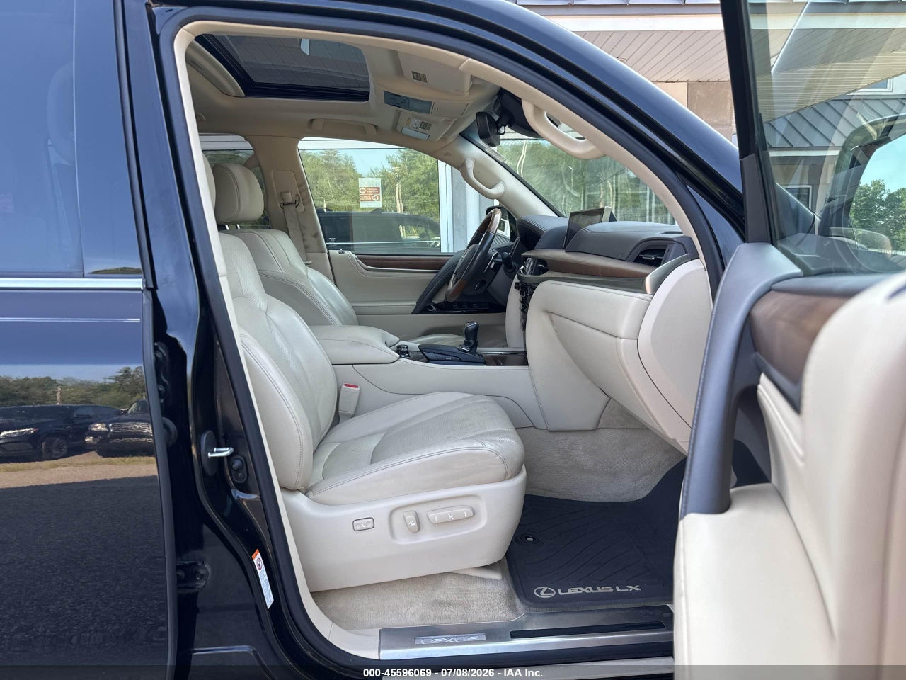 2017 LEXUS LX 570 · 5/10