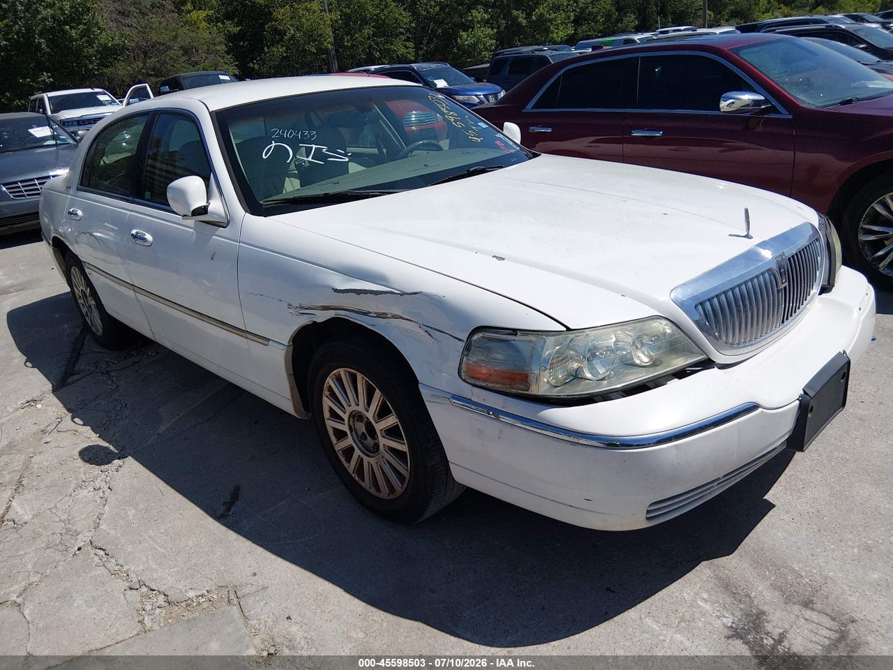 1LNHM81W84Y****** · 2004 LINCOLN TOWN CAR SIGNATURE
