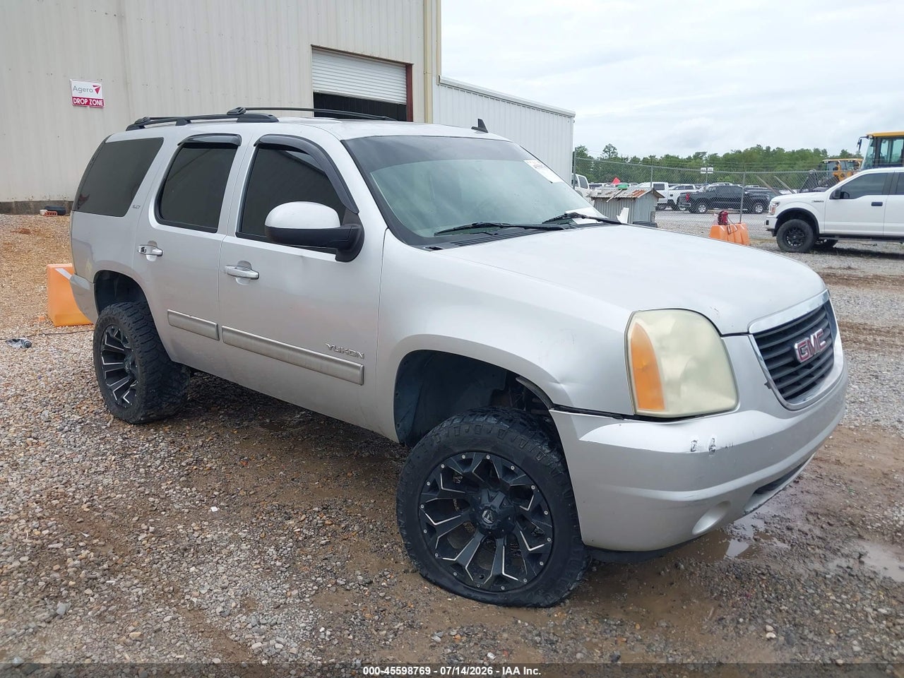 1GKS2CE06BR****** · 2011 GMC YUKON SLT