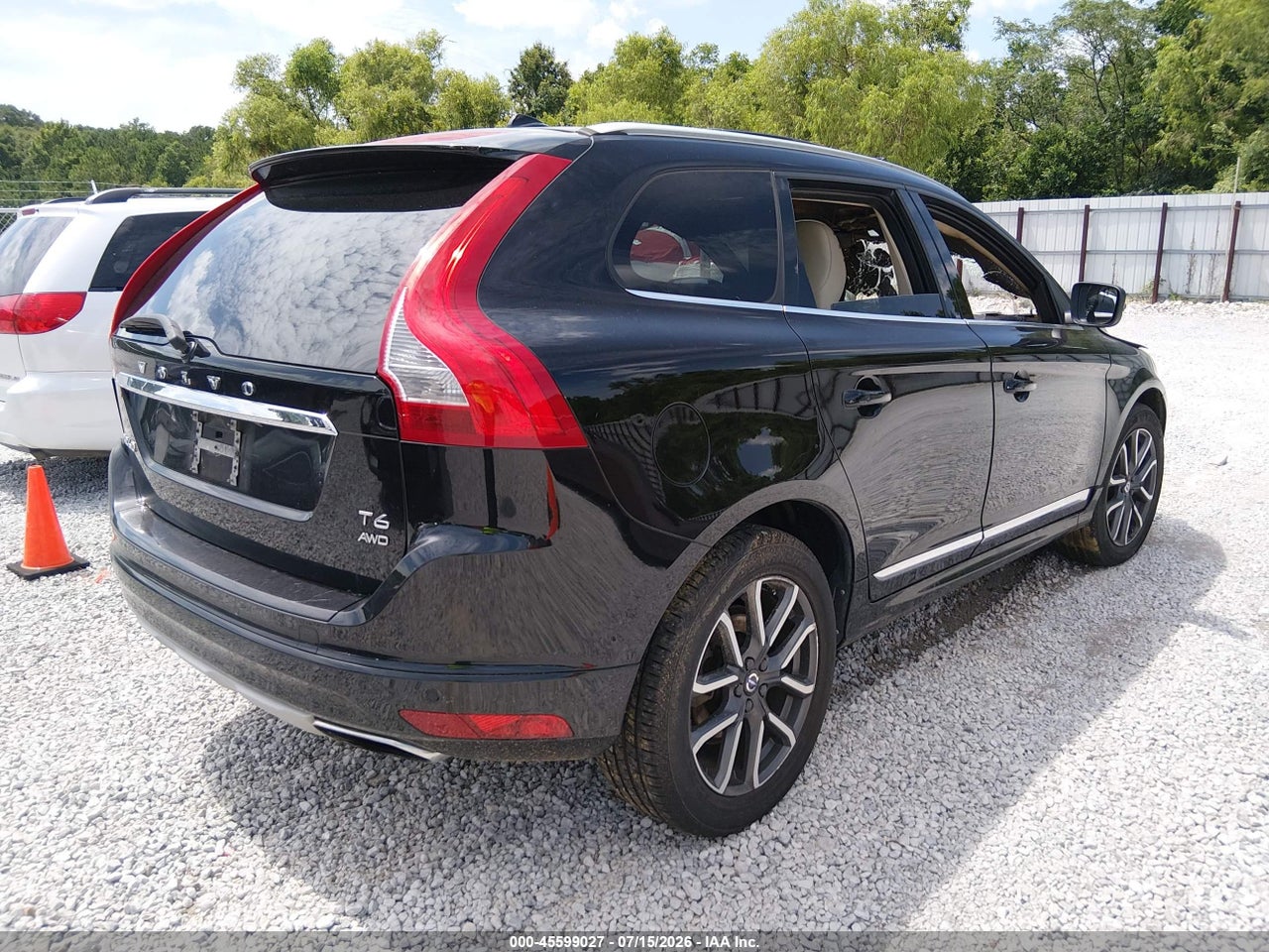 2016 VOLVO XC60 T6 DRIVE-E · 4/11