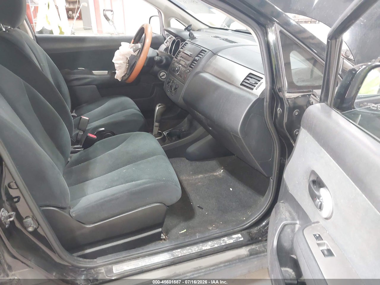 2011 NISSAN VERSA 1.8S · 5/11