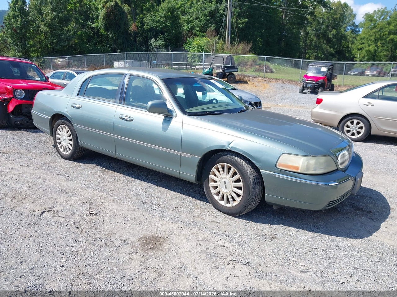 1LNHM81W84Y****** · 2004 LINCOLN TOWN CAR SIGNATURE