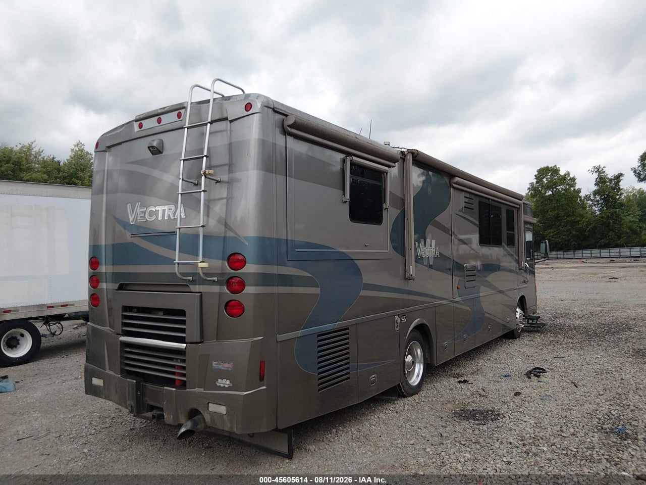 2005 FREIGHTLINER CHASSIS X LINE MOTOR HOME · 4/11