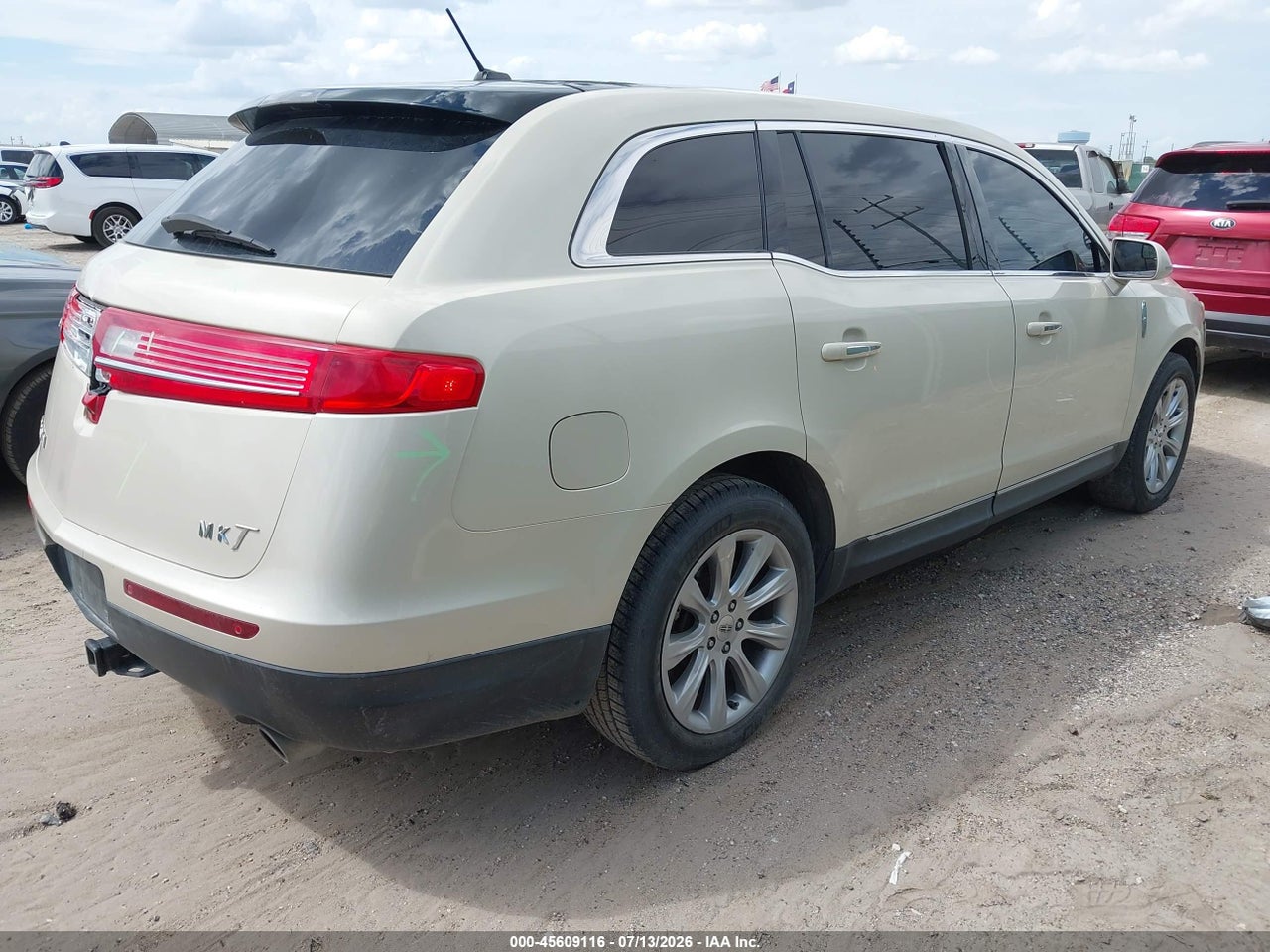 2014 LINCOLN MKT   · 4/11