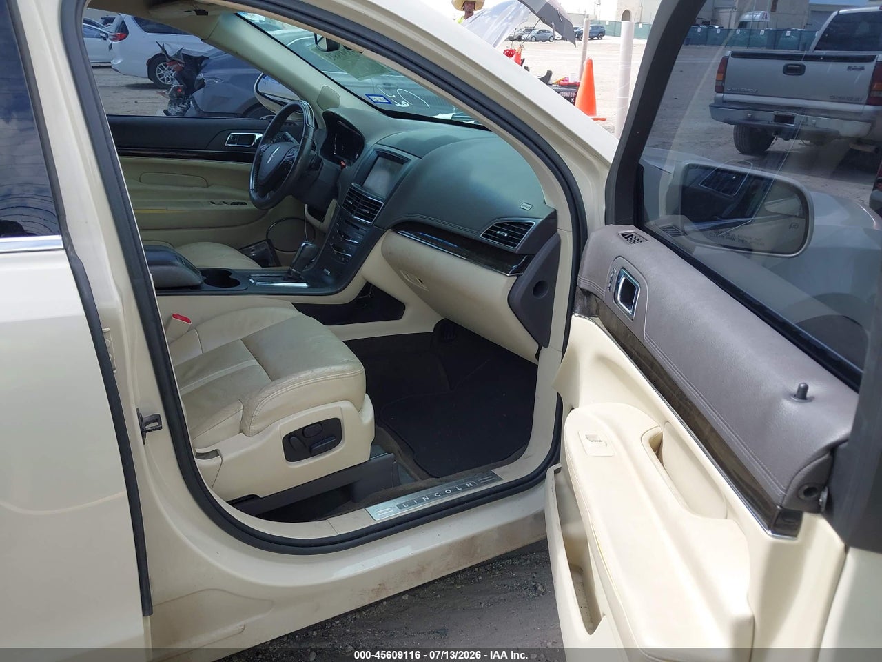 2014 LINCOLN MKT   · 5/11
