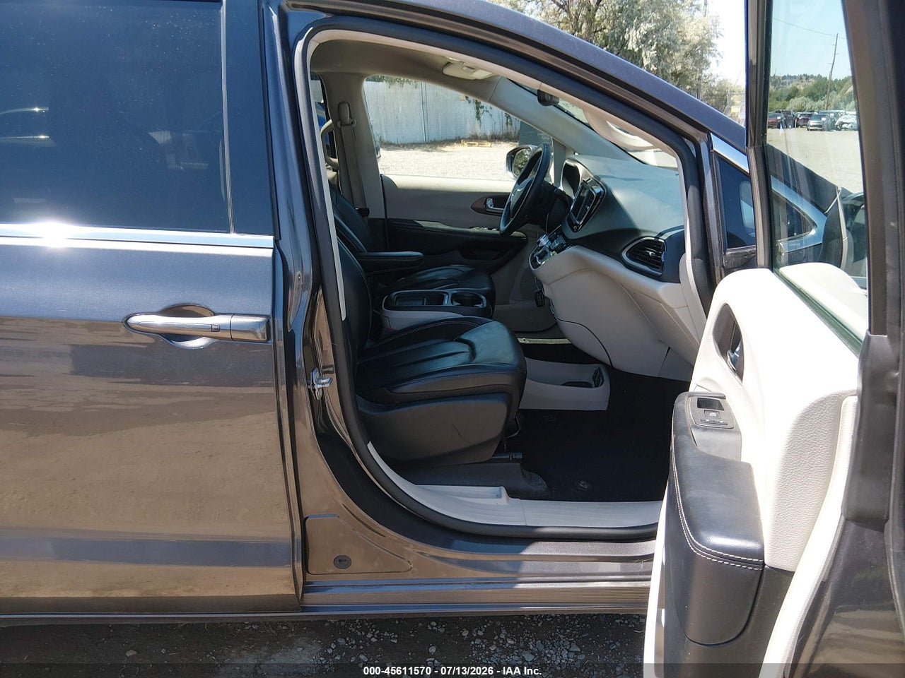 2020 CHRYSLER VOYAGER LXI · 5/11