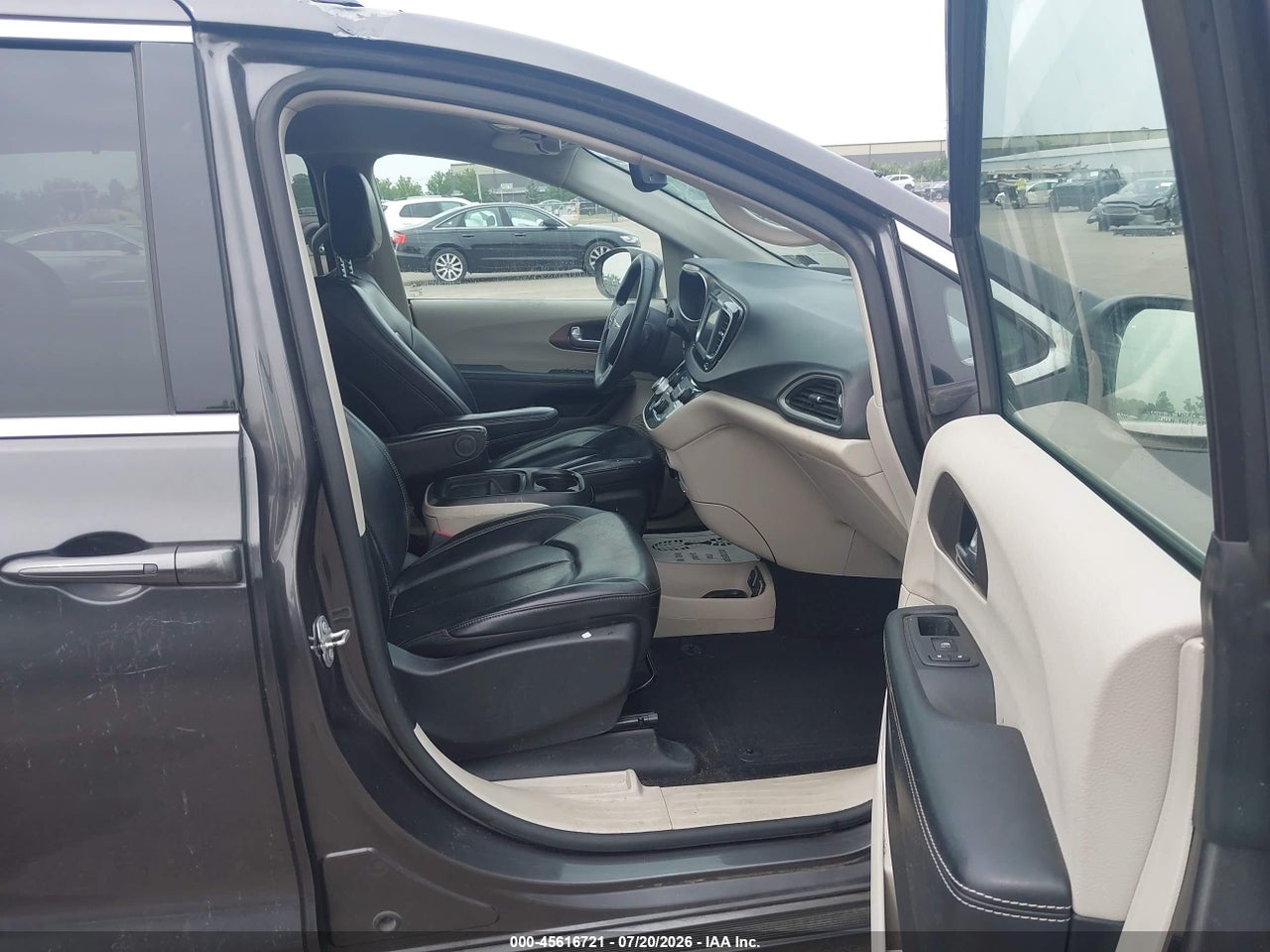 2020 CHRYSLER VOYAGER LXI · 5/11