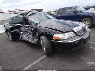 2LNHM82W78X****** · 2008 LINCOLN TOWN CAR SIGNATURE LIMITED