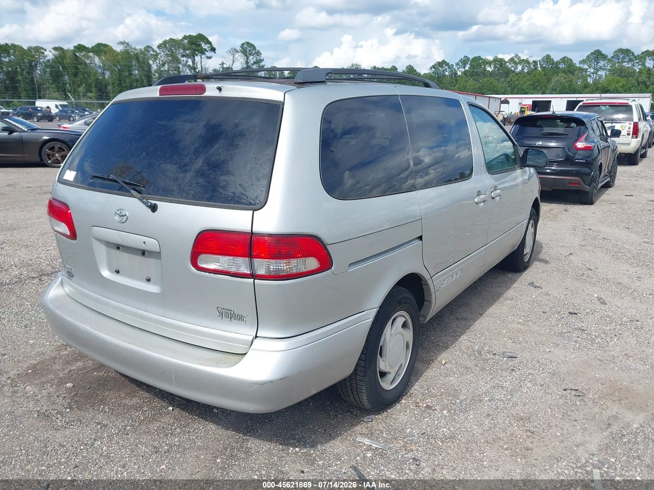 2002 TOYOTA SIENNA LE · 4/11