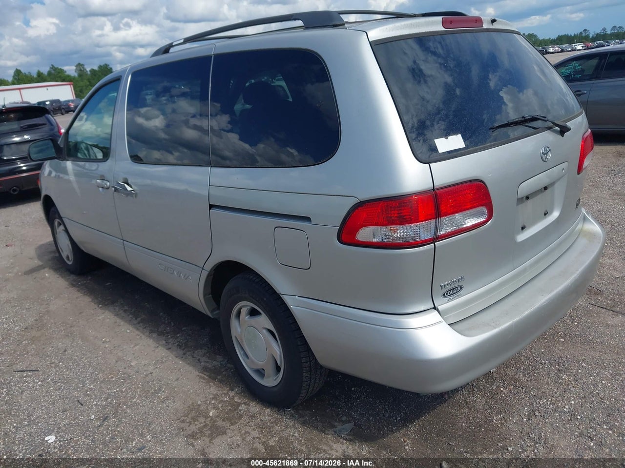 2002 TOYOTA SIENNA LE · 3/11