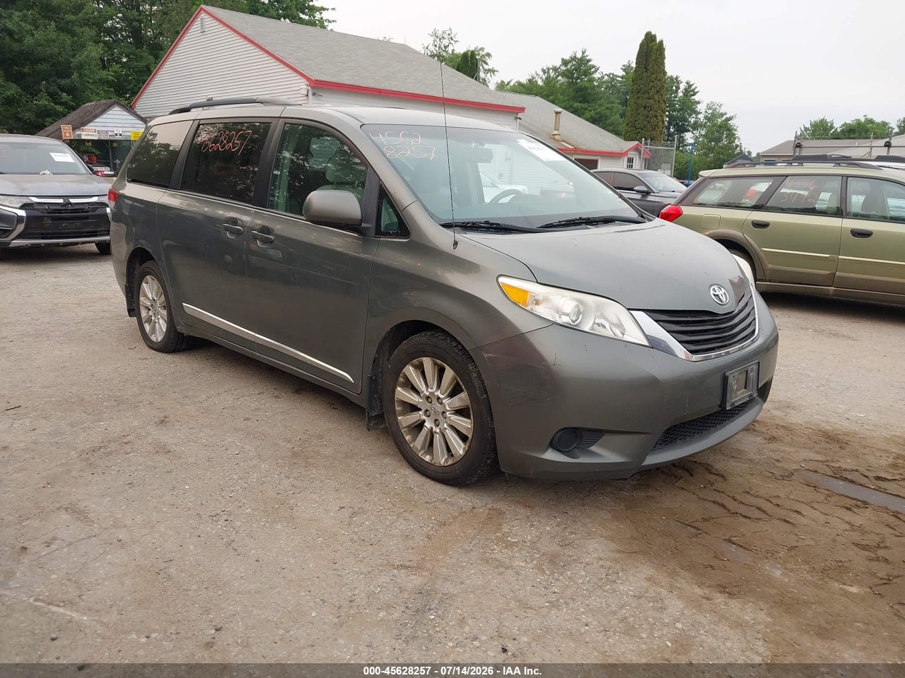 5TDJK3DC4BS****** · 2011 TOYOTA SIENNA LE