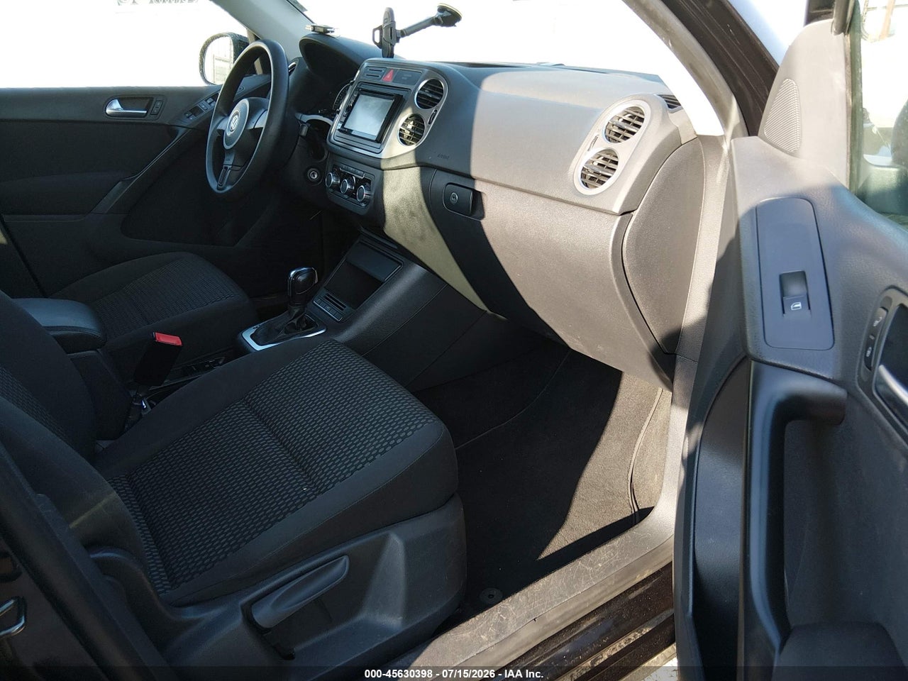 2011 VOLKSWAGEN TIGUAN S · 5/11