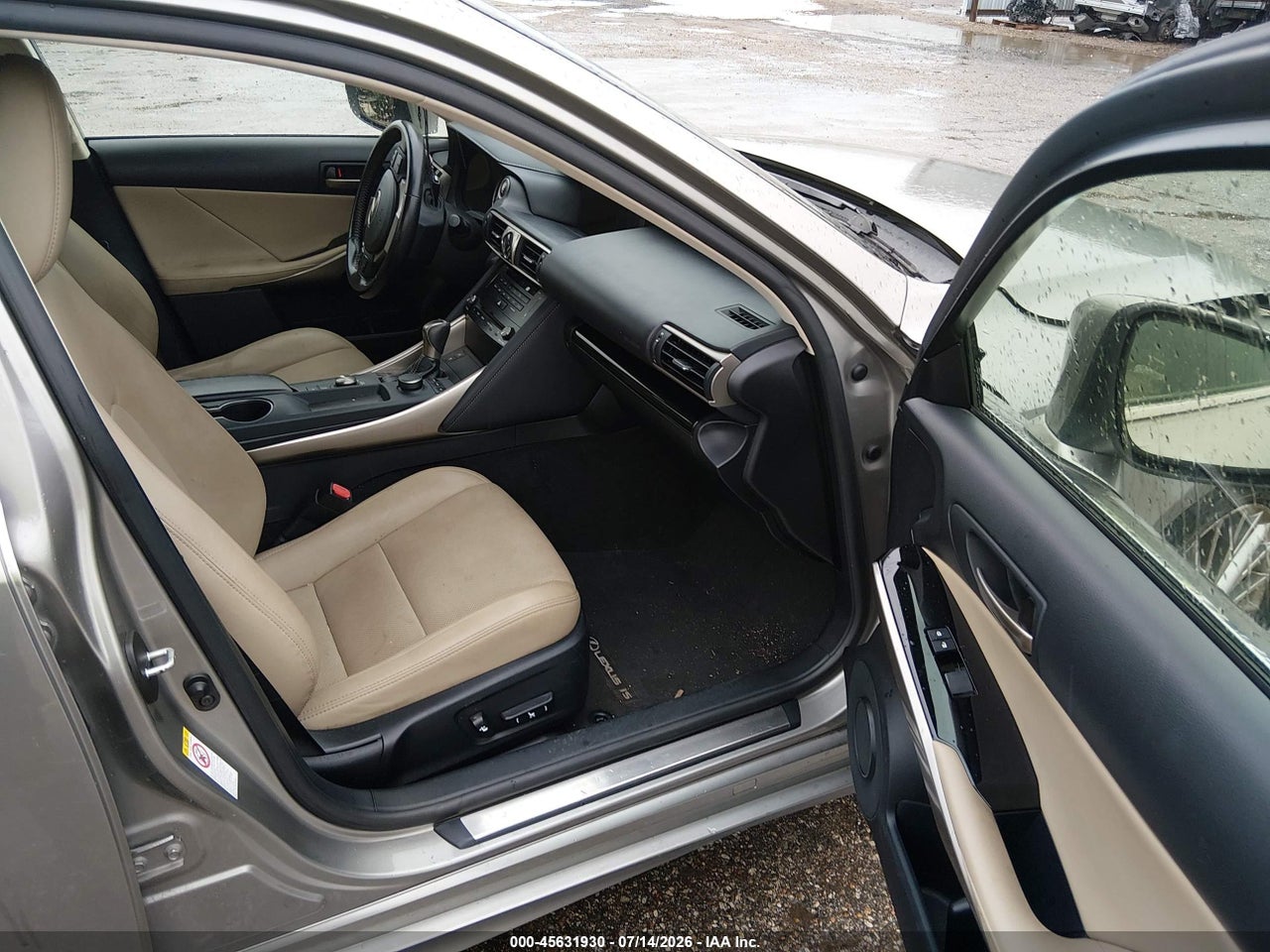 2017 LEXUS IS 200T · 5/10