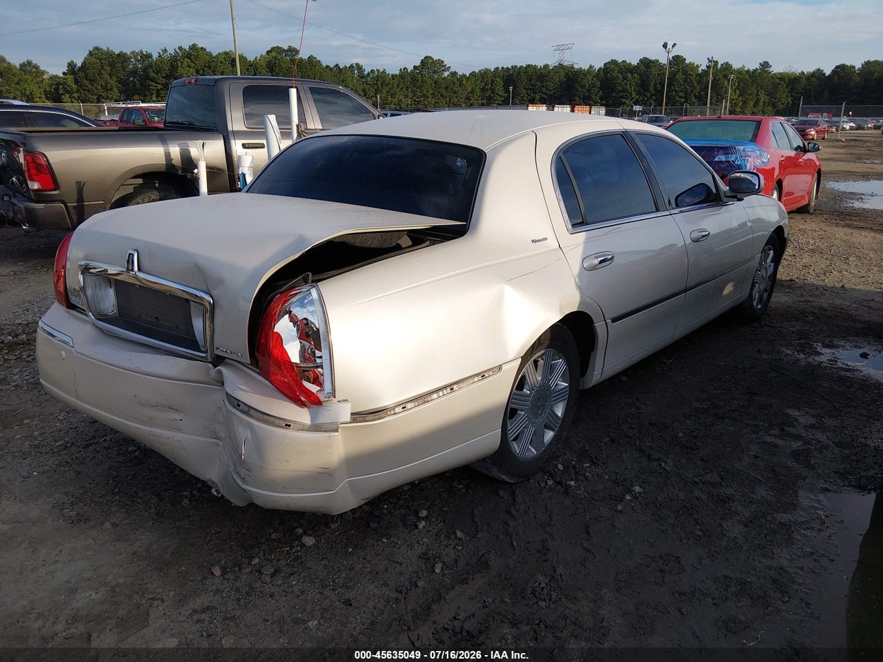 2004 LINCOLN TOWN CAR ULTIMATE · 4/11