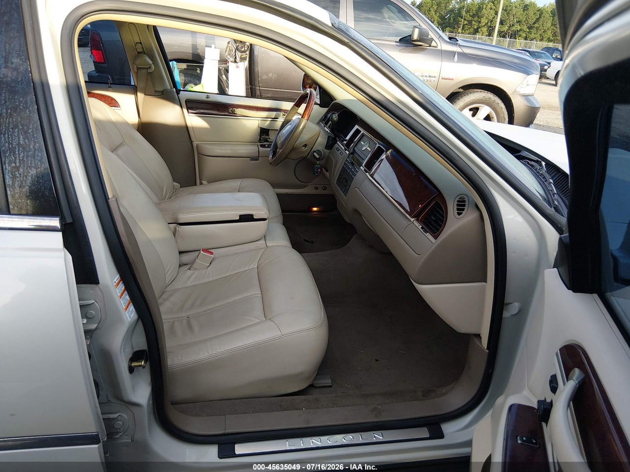 2004 LINCOLN TOWN CAR ULTIMATE · 5/11