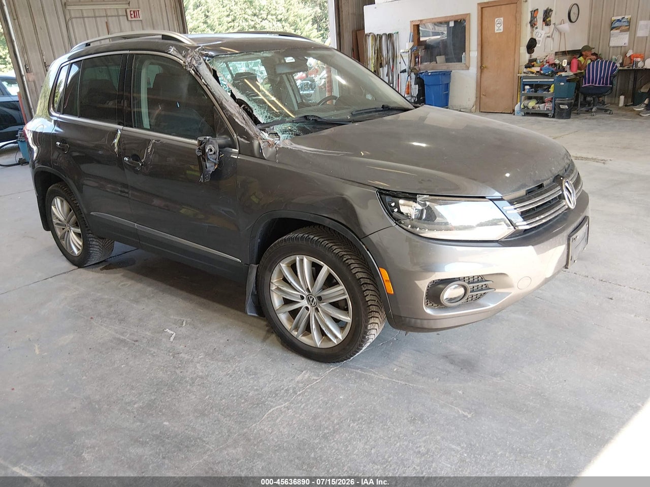 WVGBV7AXXGW****** · 2016 VOLKSWAGEN TIGUAN SE