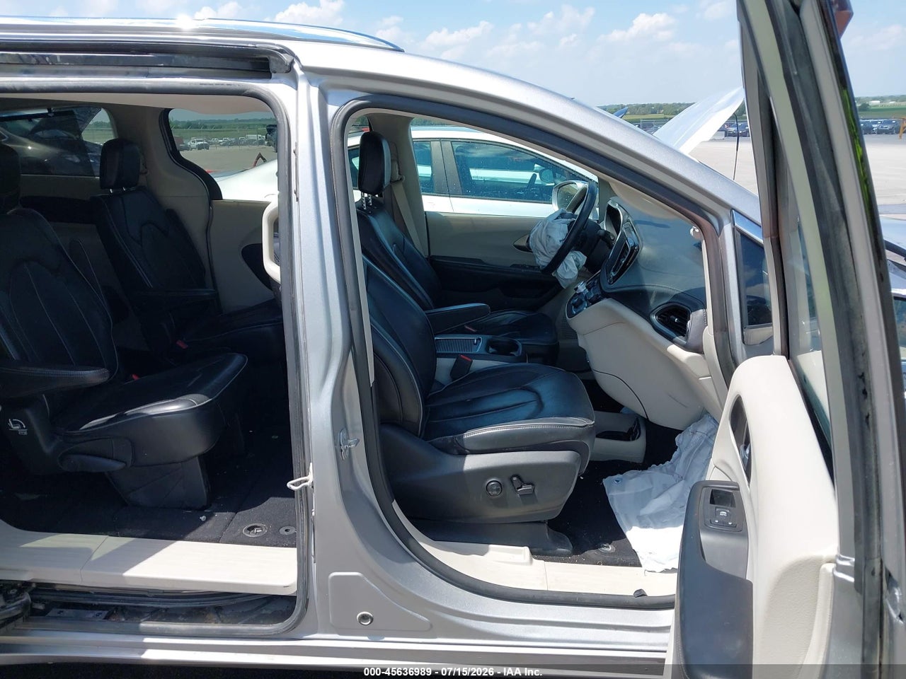 2017 CHRYSLER PACIFICA LIMITED · 5/11