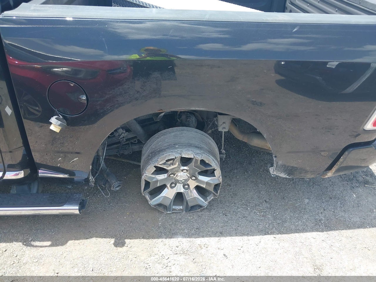 2017 RAM 1500 LIMITED  4X4 5'7 BOX · 6/10