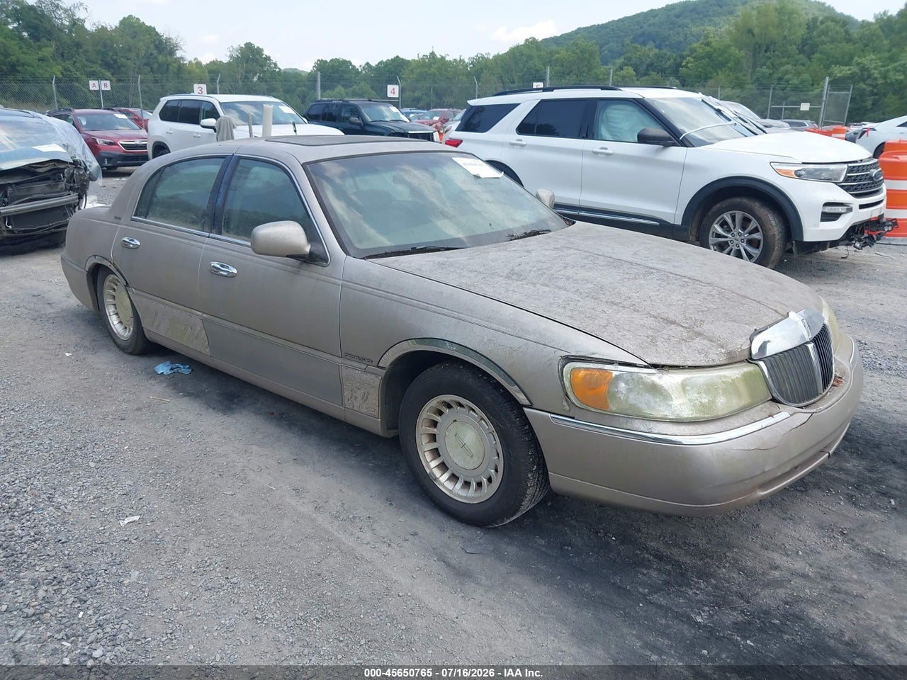 1LNHM81W11Y****** · 2001 LINCOLN TOWN CAR EXECUTIVE