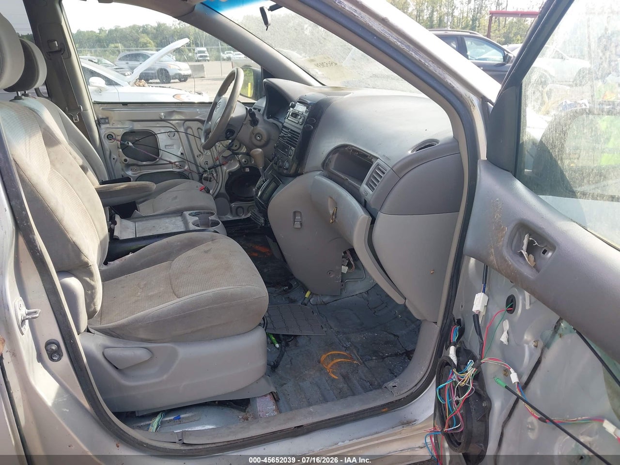 2004 TOYOTA SIENNA LE · 5/11