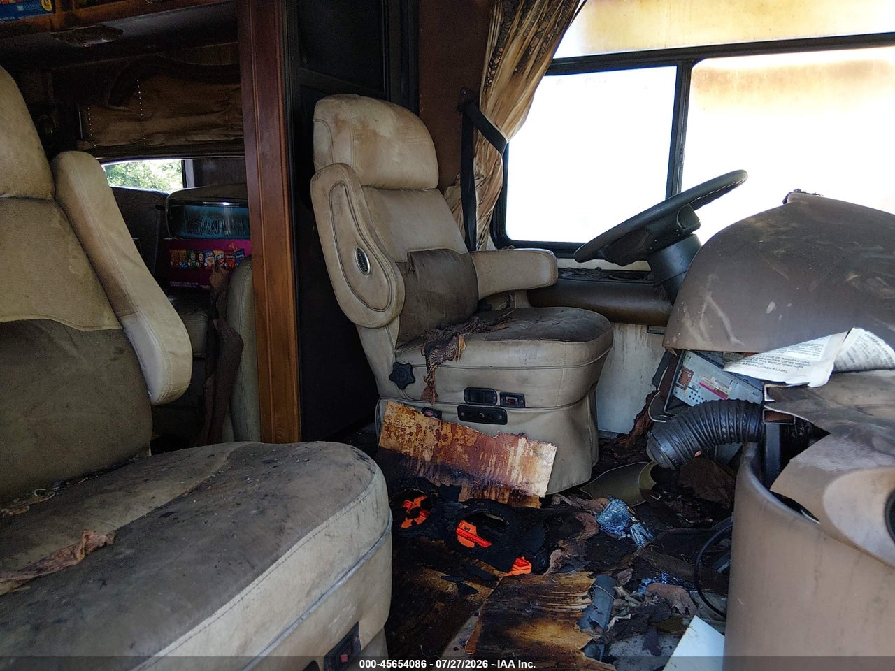 2004 FREIGHTLINER CHASSIS X LINE MOTOR HOME · 5/11