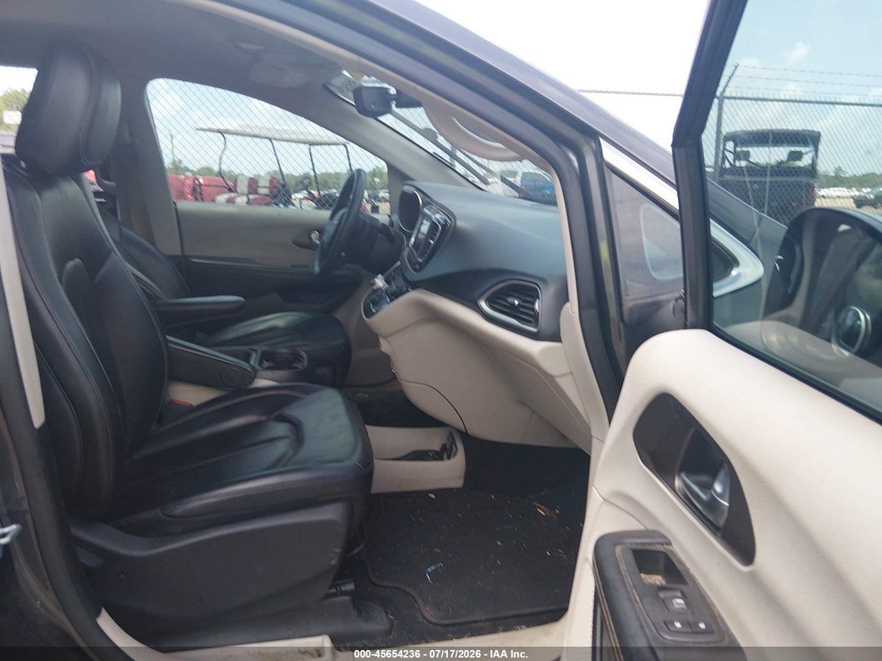 2020 CHRYSLER VOYAGER LXI · 5/11