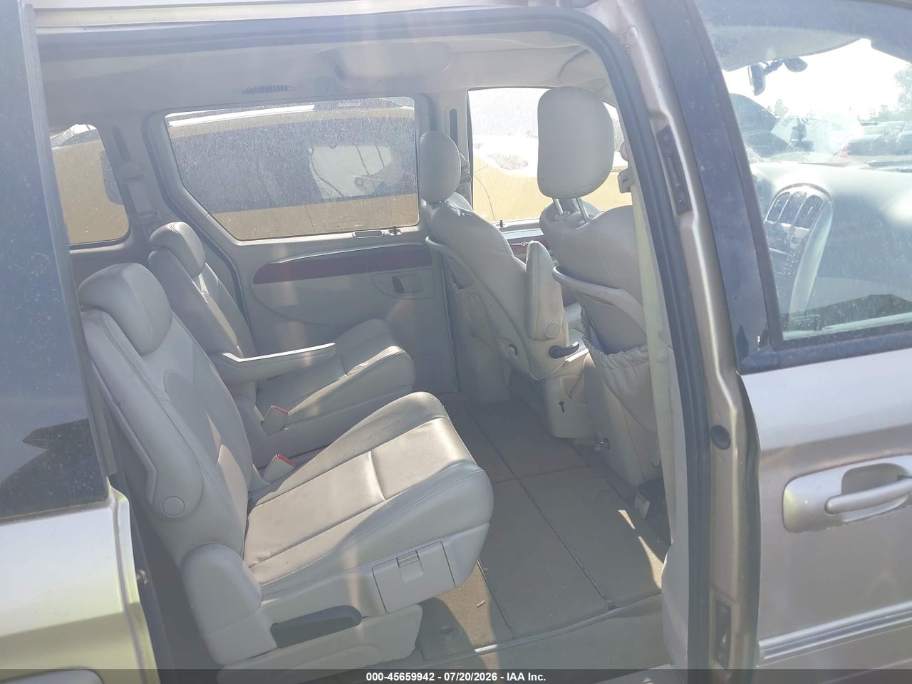 2006 CHRYSLER TOWN &amp; COUNTRY LIMITED · 8/11