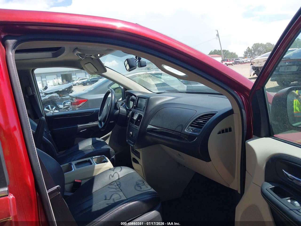 2016 CHRYSLER TOWN &amp; COUNTRY TOURING-L ANNIVERSARY EDITION · 5/11