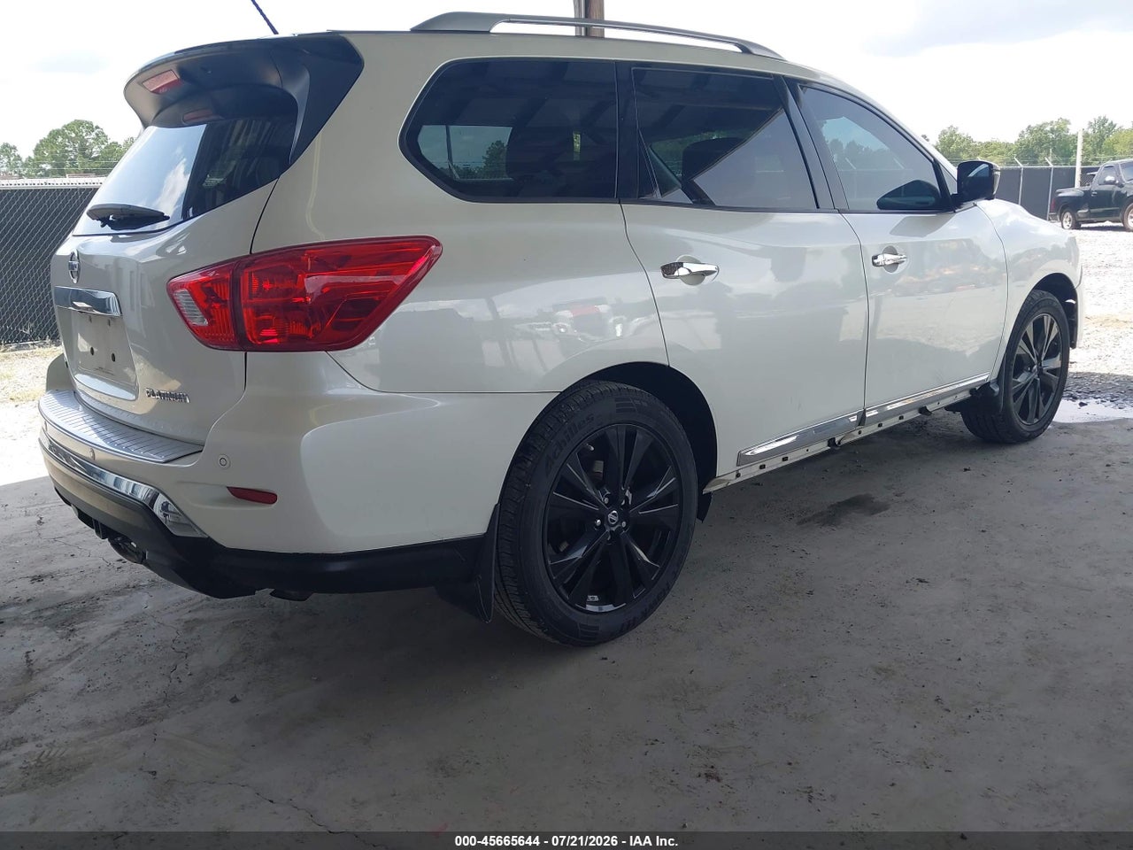 2017 NISSAN PATHFINDER PLATINUM · 4/11
