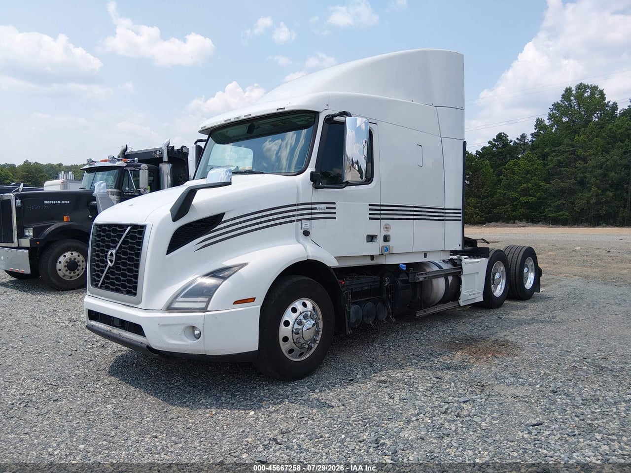 2019 VOLVO VNR · 2/4