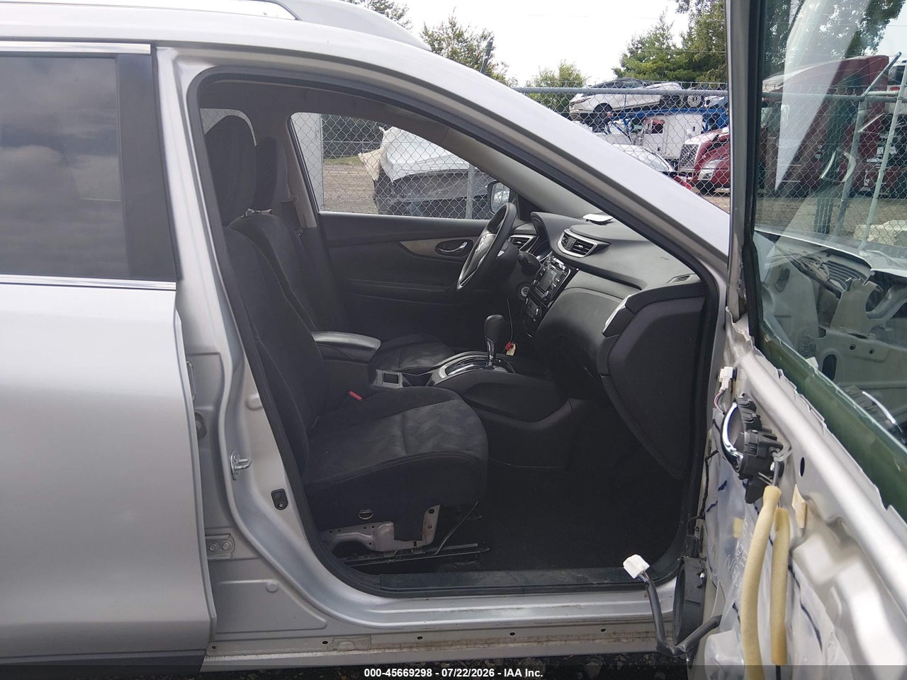 2016 NISSAN ROGUE S · 5/11