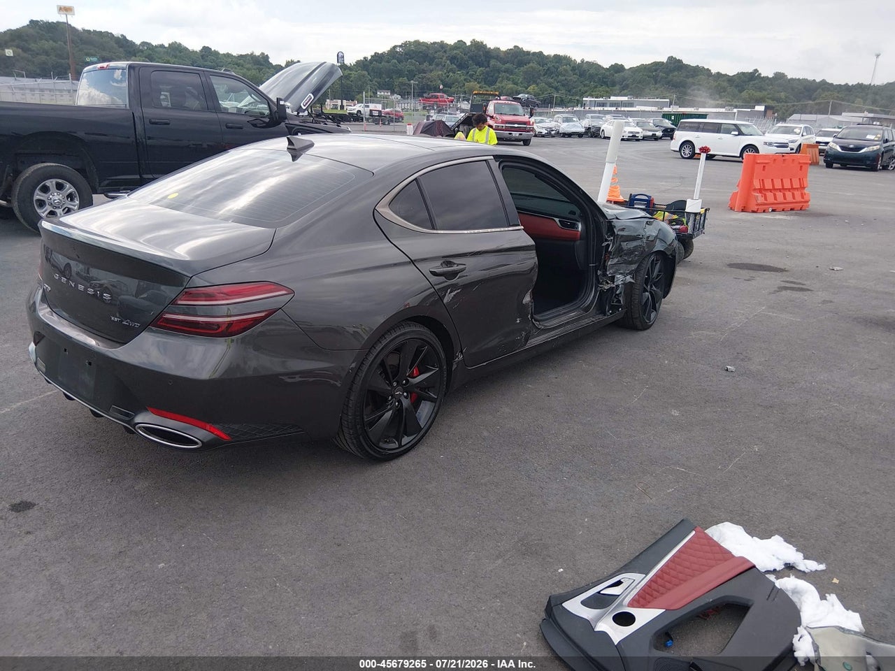 2023 GENESIS G70 3.3T AWD · 4/6