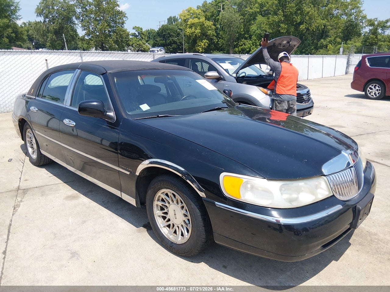 1LNFM82W9WY****** · 1998 LINCOLN TOWN CAR SIGNATURE