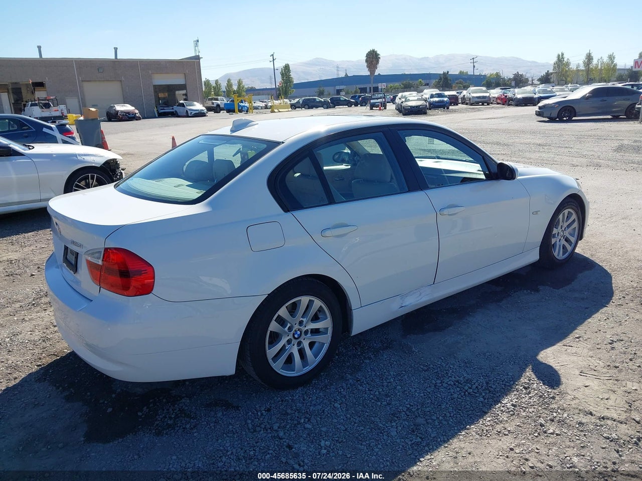 2006 BMW 325I   · 4/11