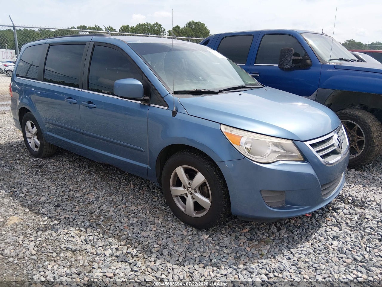 2V4RW3DG4BR****** · 2011 VOLKSWAGEN ROUTAN SE