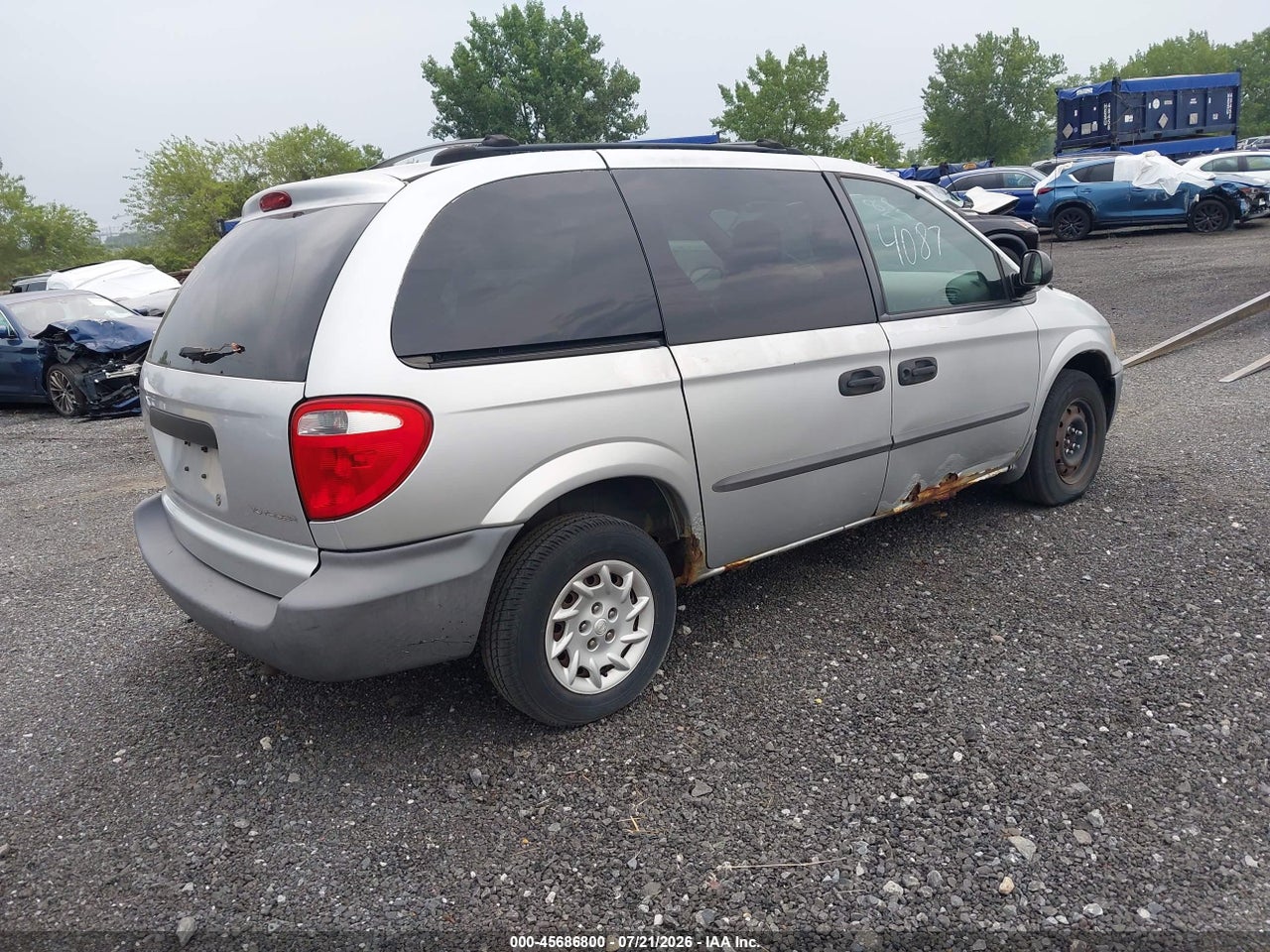 2002 CHRYSLER VOYAGER · 4/11