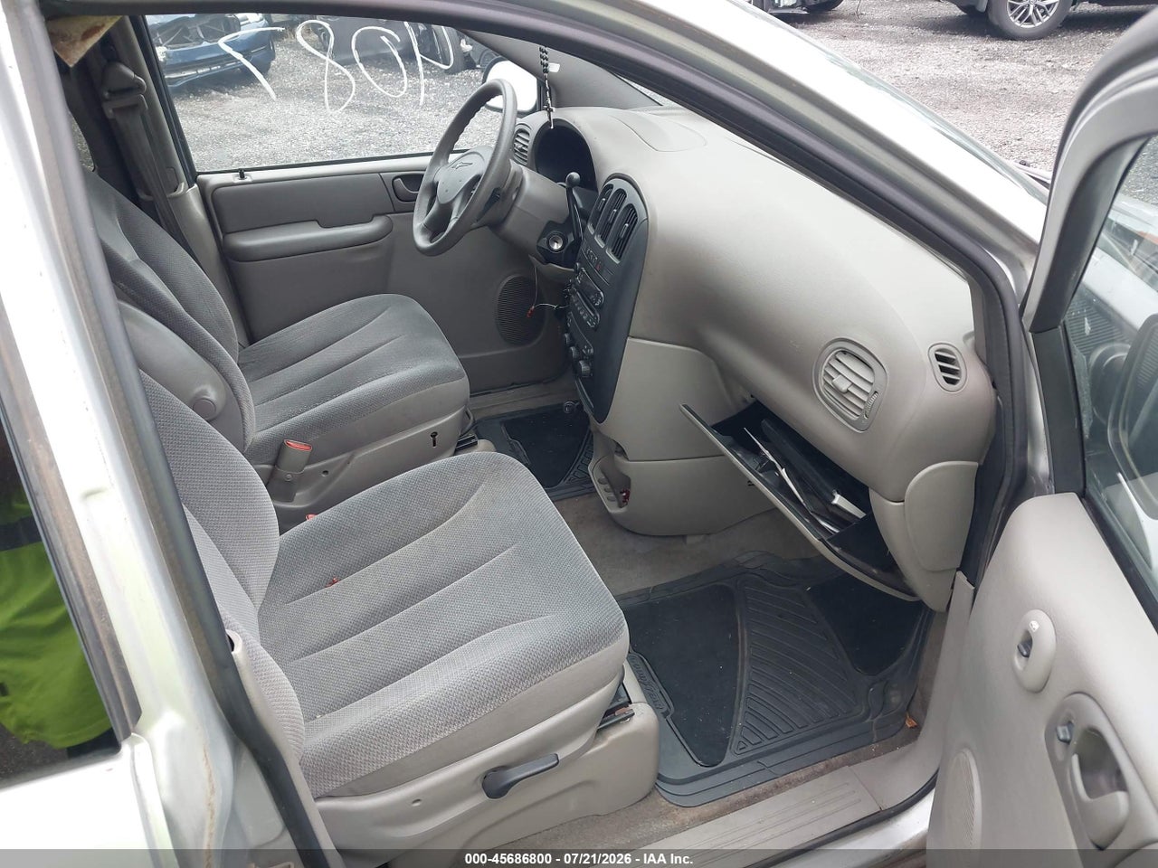 2002 CHRYSLER VOYAGER · 5/11