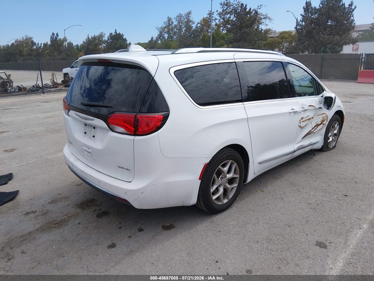 2017 CHRYSLER PACIFICA LIMITED · 4/11