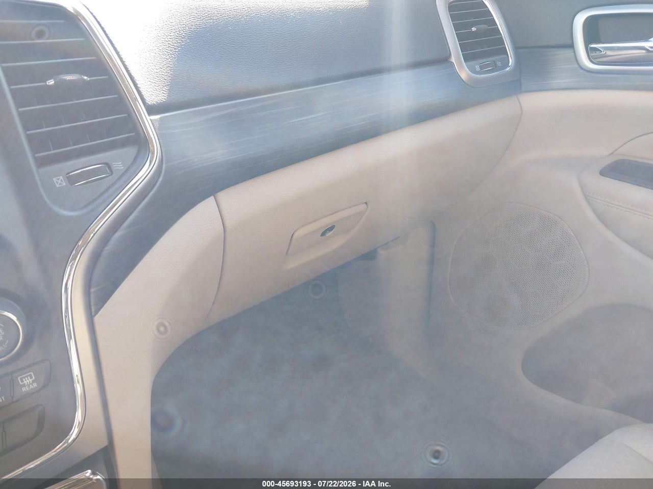 1C4RJFAG8KC****** · 2019 JEEP GRAND CHEROKEE LAREDO E 4X4 · 6/11