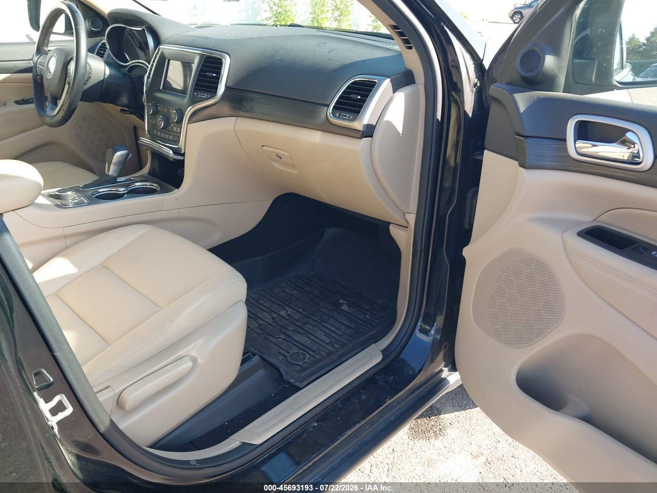 1C4RJFAG8KC****** · 2019 JEEP GRAND CHEROKEE LAREDO E 4X4 · 5/11