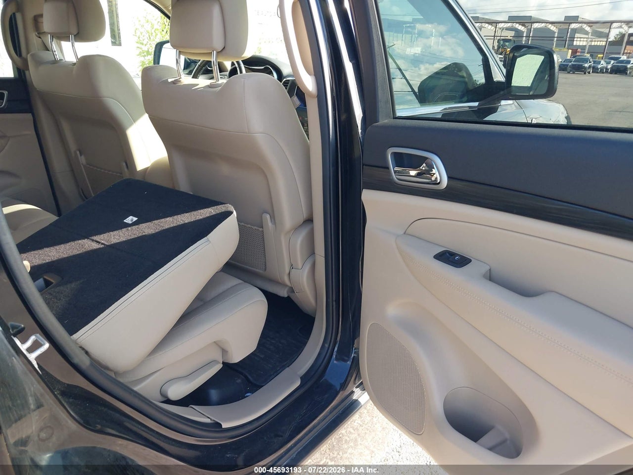 1C4RJFAG8KC****** · 2019 JEEP GRAND CHEROKEE LAREDO E 4X4 · 8/11