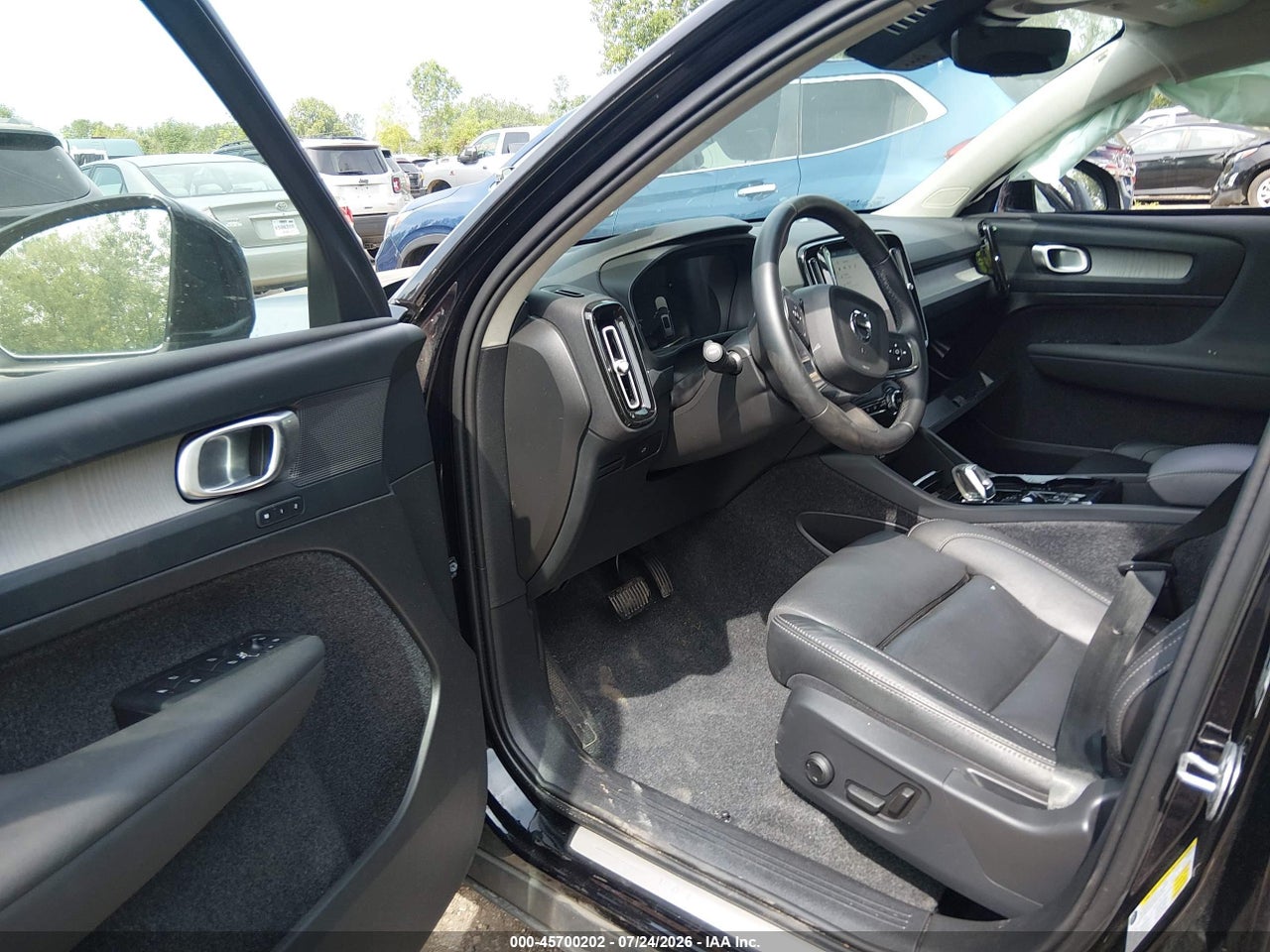 YV4L12UE0S2****** · 2025 VOLVO XC40 B5 PLUS BRIGHT THEME · 5/11