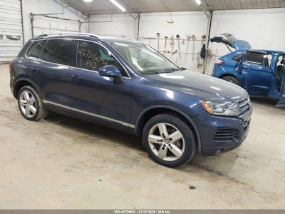 2013 VOLKSWAGEN TOUAREG VR6 LUX