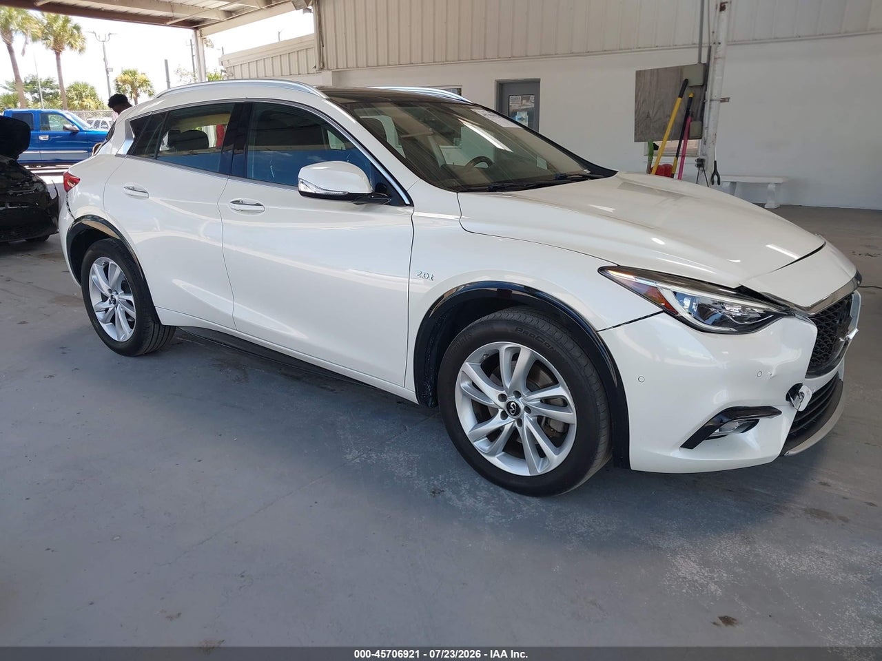 SJKCH5CP3HA****** · 2017 INFINITI QX30 PREMIUM