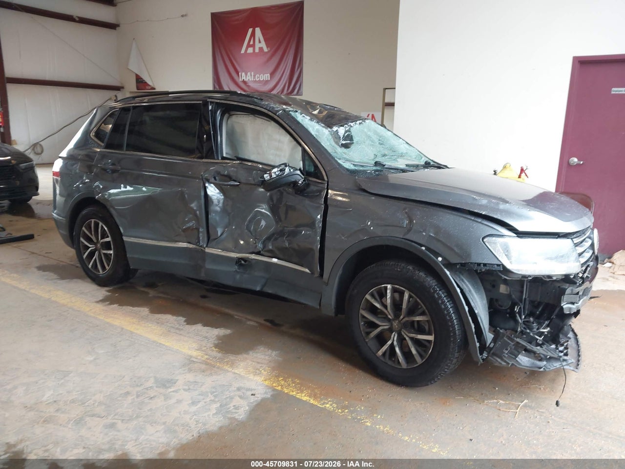 3VV3B7AX6LM****** · 2020 VOLKSWAGEN TIGUAN