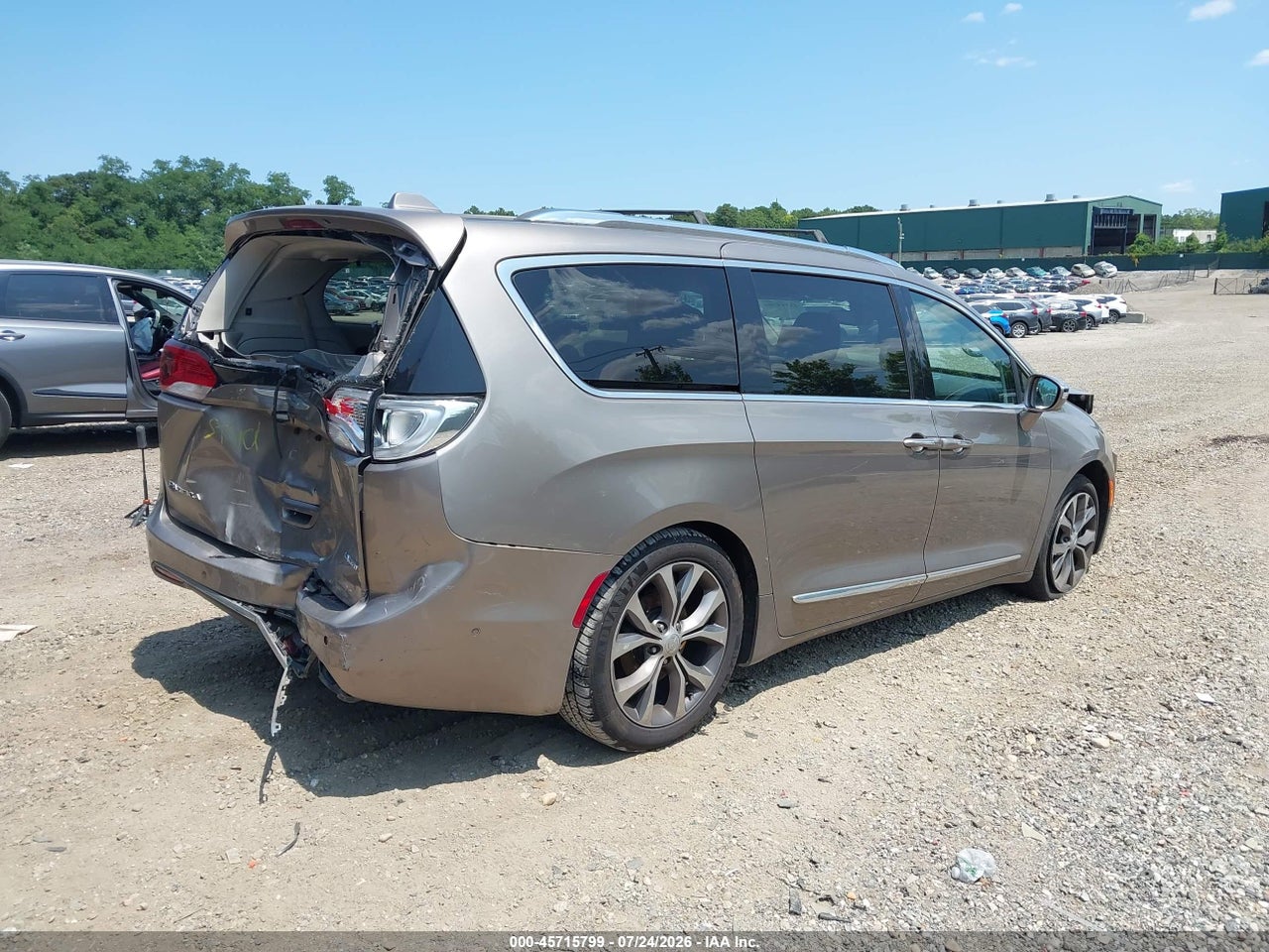 2017 CHRYSLER PACIFICA LIMITED · 4/11