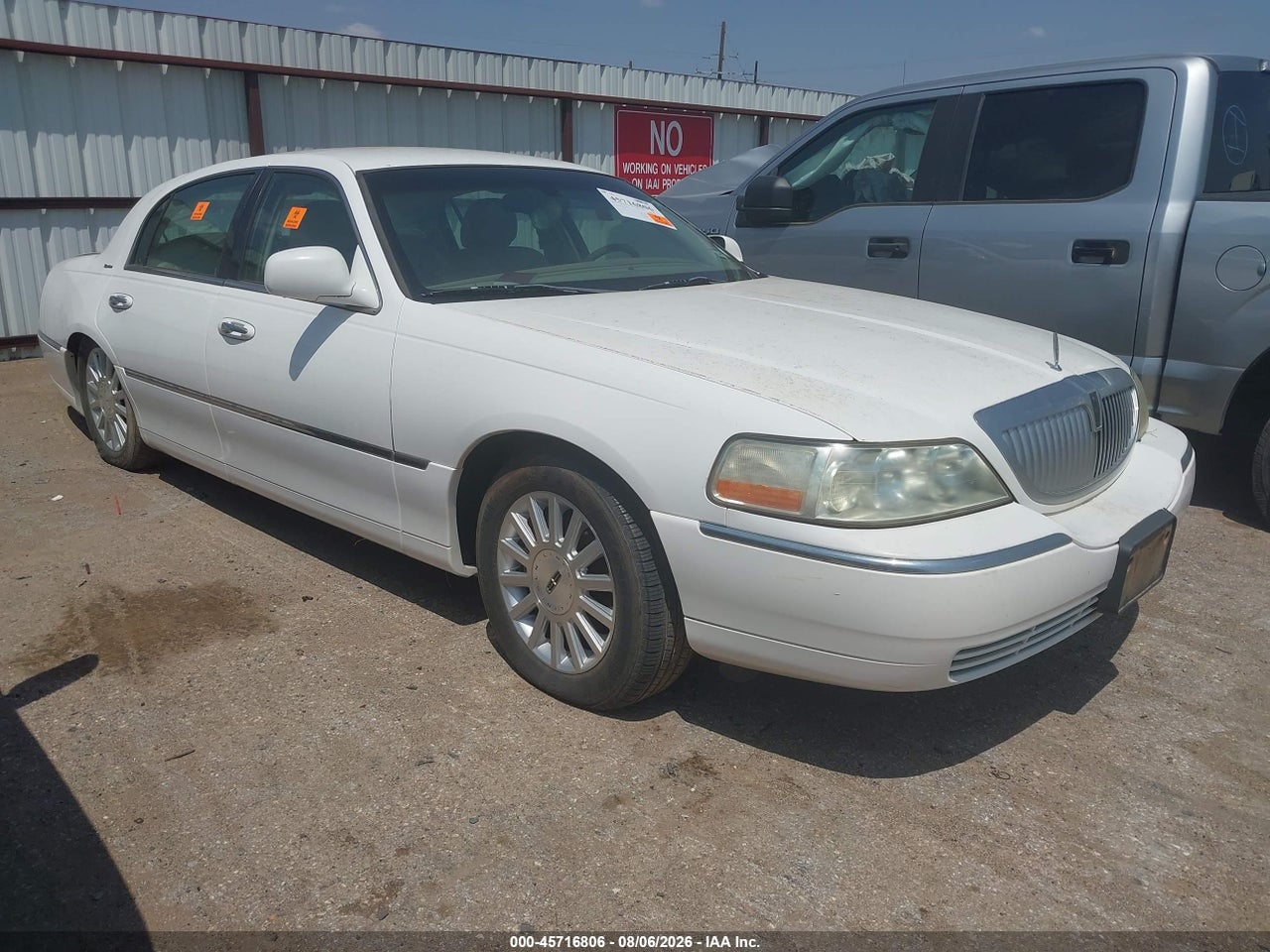 1LNHM81W14Y****** · 2004 LINCOLN TOWN CAR SIGNATURE