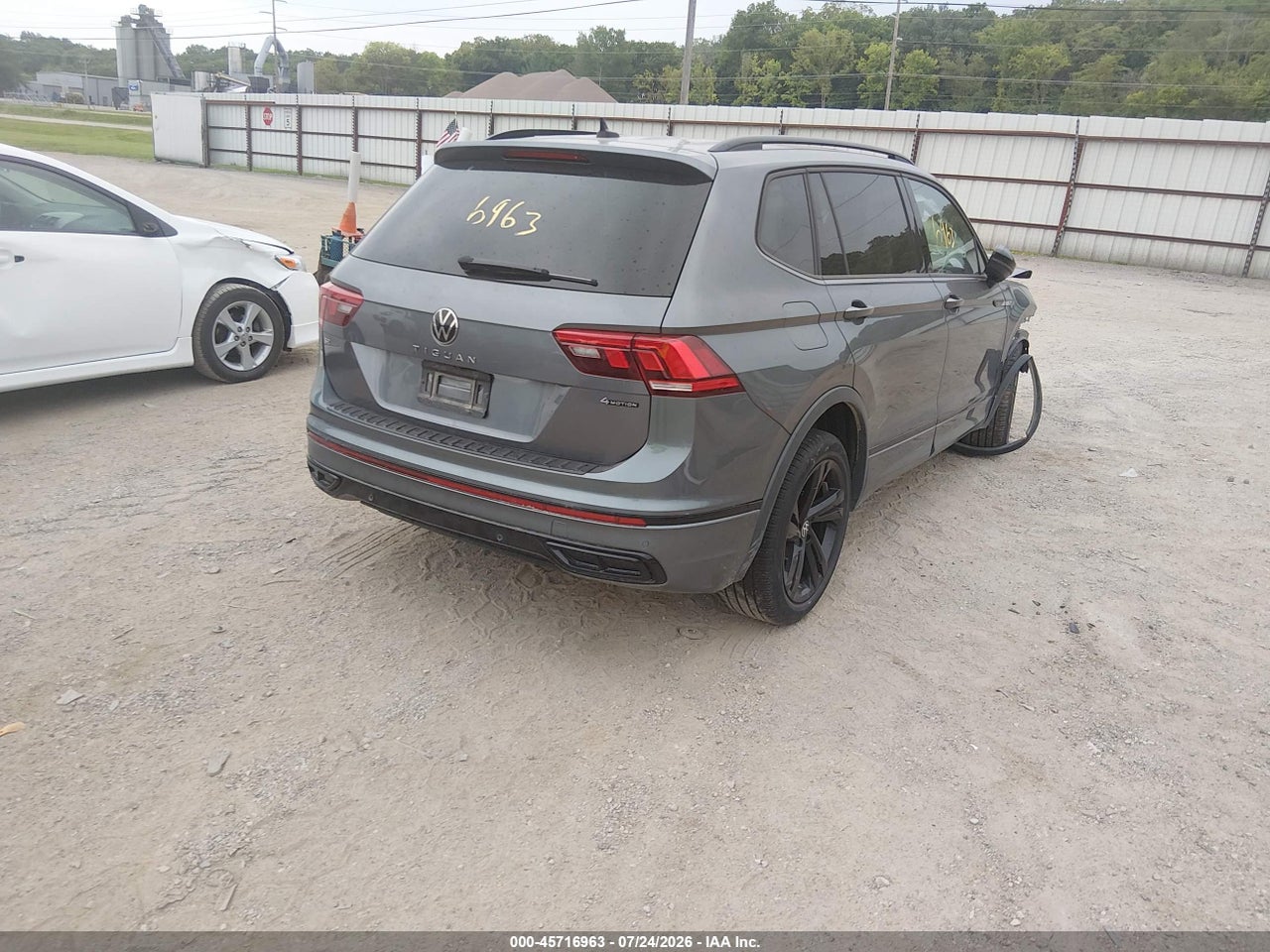 2024 VOLKSWAGEN TIGUAN 2.0T SE R-LINE BLACK · 4/11