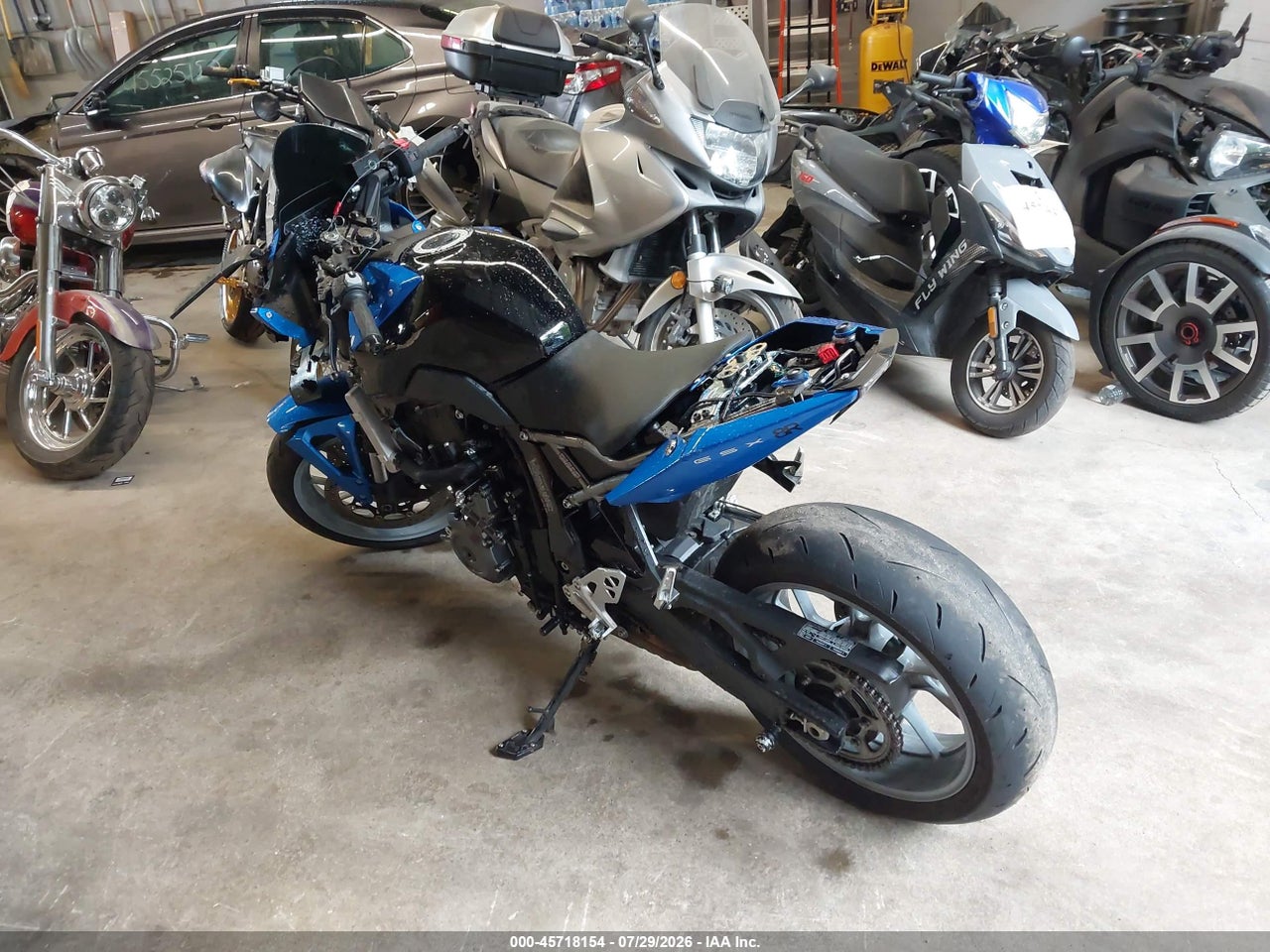 2025 SUZUKI GSX800 F · 3/4