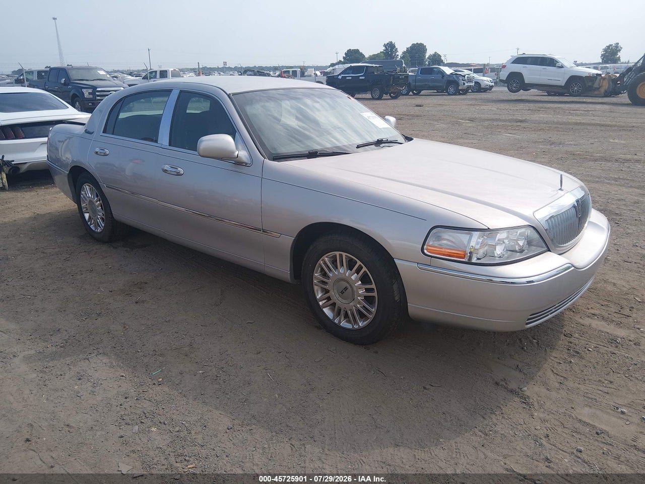 2LNBL8CV5BX****** · 2011 LINCOLN TOWN CAR SIGNATURE LIMITED